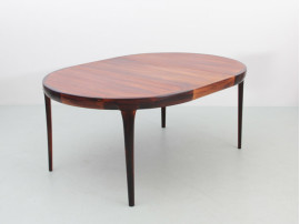 Mid-Century modern scandinavian oval dining table in Rio rosewood by Kofod Larsen