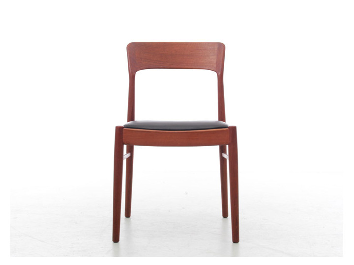 Mid-Century modern scandinavian set of 8 teck chairs model 26 by Henning Kjærnulf.