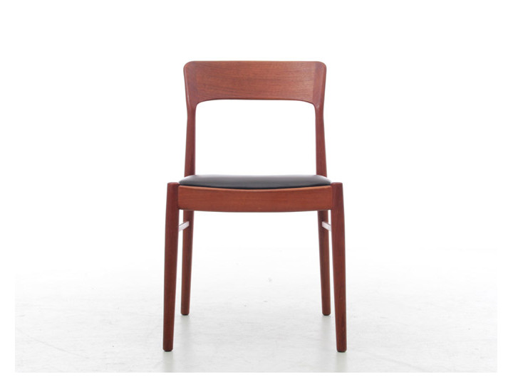 Suite de 8 chaises scandinaves en teck  modèle 26