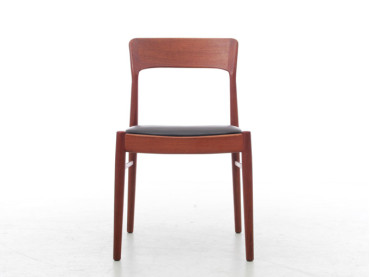 Mid-Century modern scandinavian set of 8 teck chairs model 26 by Henning Kjærnulf.