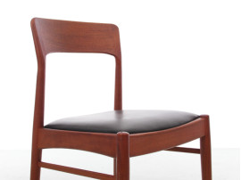 Suite de 8 chaises scandinaves en teck  modèle 26
