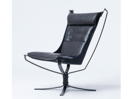 Mid modern century Falcon phoenix  loungechair, hight back by Sigurd Resell. New edition.