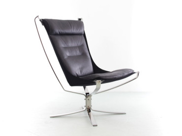 Mid modern century Falcon phoenix  loungechair, hight back by Sigurd Resell. New edition.