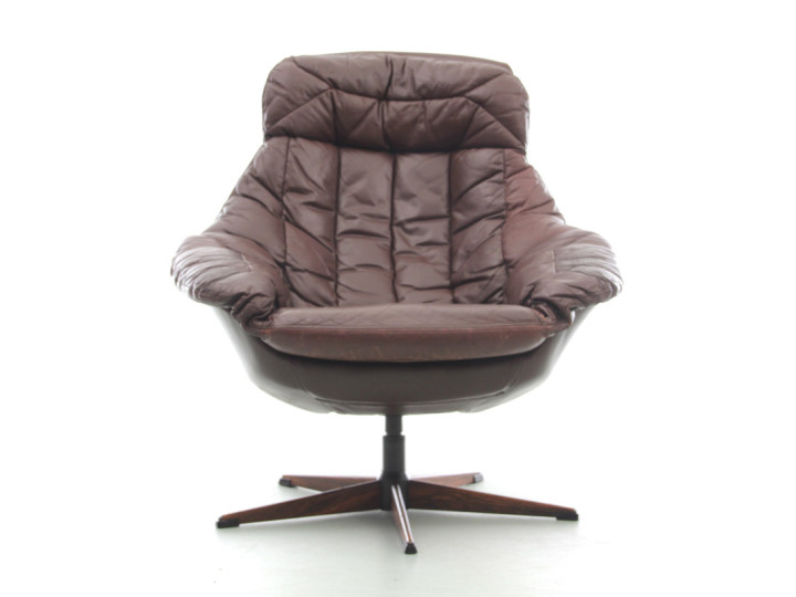 Fauteuil scandinave pivotant en cuir