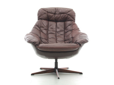 Fauteuil scandinave pivotant en cuir