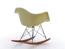 RAR Rocking Chair Eames jaune pâle original et vintage - Herman Miller