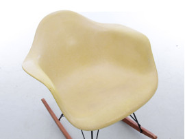 RAR Rocking Chair Eames jaune pâle original et vintage - Herman Miller