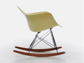 RAR Rocking Chair Eames jaune pâle original et vintage - Herman Miller