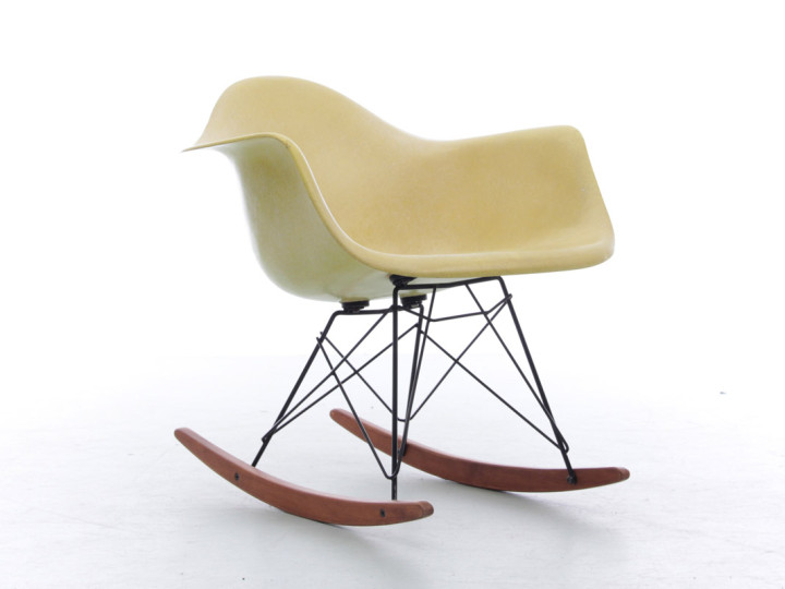 RAR Rocking Chair Eames jaune pâle original et vintage - Herman Miller