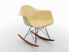 RAR Rocking Chair Eames jaune pâle original et vintage - Herman Miller