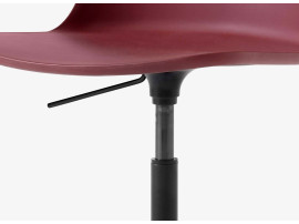 Chaise scandinave modèle Rely HW21. Pied pivotant et roulettes