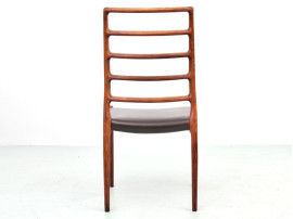 Suite de 12 chaises scandinaves en palissandre de Rio modèle 82