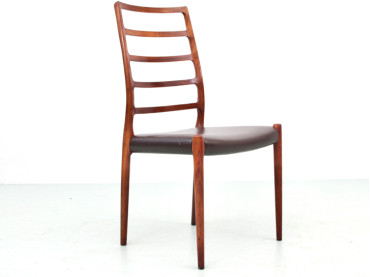 Suite de 12 chaises scandinaves en palissandre de Rio modèle 82