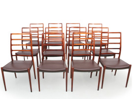 Suite de 12 chaises scandinaves en palissandre de Rio modèle 82