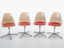 Suite de 4 chaises Space Age pivotantes. Revêtement d’origine. Charles Eames - Herman Miller