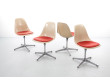 Suite de 4 chaises Space Age pivotantes. Revêtement d’origine. Charles Eames - Herman Miller