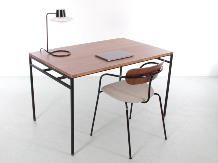 Bureau modèle  Cosmopol,  en noyer et acier. 120 x 60 cm
