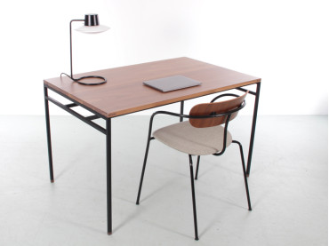 Bureau modèle  Cosmopol,  en noyer et acier. 120 x 60 cm