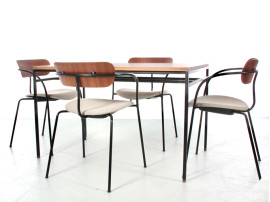 Bureau modèle  Cosmopol,  en noyer et acier. 120 x 60 cm