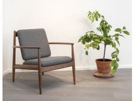 Fauteuil scandinave GJ 118, noyer, édition neuve