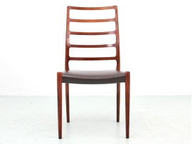 Suite de 12 chaises scandinaves en palissandre de Rio modèle 82