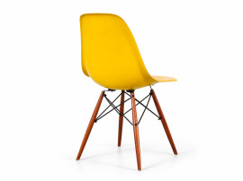 Suite de 4 chaises DSW Charles Eames - fibre de verre jaune édition Herman Miller