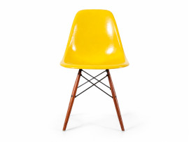 Suite de 4 chaises DSW Charles Eames - fibre de verre jaune édition Herman Miller