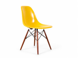 Suite de 4 chaises DSW Charles Eames - fibre de verre jaune édition Herman Miller