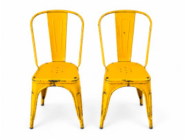 Suite de 4 chaises Tolix, 2 jaunes, 2 bleues. Edition des années 60