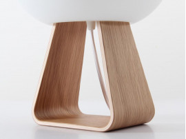 Lampe de table scandinave en opale et multipli de chêne modèle Toad 1UP