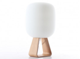 Lampe de table scandinave en opale et multipli de chêne modèle Toad 1UP