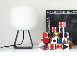 Lampe de table scandinave en opale et chêne laqué noir modèle Toad 1UP
