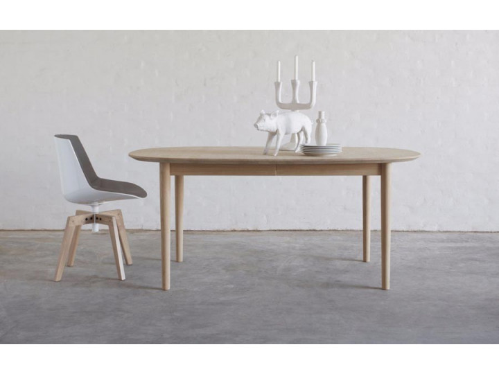 Scandinavian extendable dining table model Classic 172. 6/26 pers. Solid oak. | Galerie Møbler