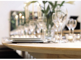 Table de repas scandinave ovale à rallonge 4/26 pers. En chêne. Modèle Classic 215
