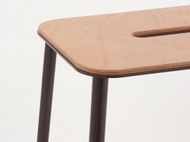 Adam Stool H50 cm. Assise rectangulaire en cuir naturel. Piètement laqué noir, gris ou blanc.