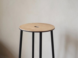 Adam Stool Round H50 cm. . Chêne. Piètement noir. 