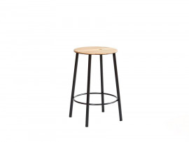 Adam Stool Round H50 cm. . Chêne. Piètement noir. 