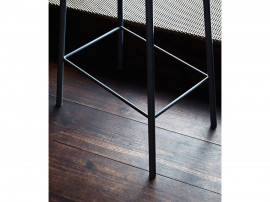 Adam Bar Stool. H65 cm ou H76 cm. Assise rectangulaire en cuir naturel et piètement noir ou blanc. 