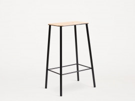 Adam Bar Stool. H65 cm ou H76 cm. Assise rectangulaire en cuir naturel et piètement noir ou blanc. 