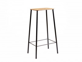 Adam Bar Stool. H65 cm ou H76 cm. Assise rectangulaire en cuir naturel et piètement noir ou blanc. 