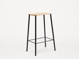 Adam Bar Stool. H65 cm ou H76 cm. Chêne. Assise rectangulaire. Piètement noir ou gris. 