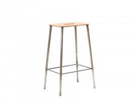 Adam Bar Stool. H65 cm ou H76 cm. Assise rectangulaire en cuir naturel et piètement en acier non traité. 