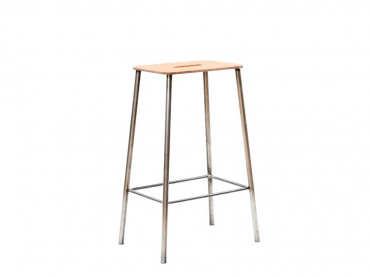 Adam Bar Stool. H65 cm ou H76 cm. Assise rectangulaire en cuir naturel et piètement en acier non traité. 