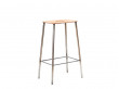 Adam Bar Stool. H65 cm ou H76 cm. Assise rectangulaire en cuir naturel et piètement en acier non traité. 