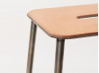 Adam Bar Stool. H65 cm ou H76 cm. Assise rectangulaire en cuir naturel et piètement en acier non traité. 