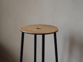 Adam Bar Stool Round. H65 cm ou H76 cm. Chêne. Piètement noir ou gris.