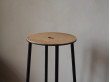 Adam Bar Stool Round. H65 cm ou H76 cm. Chêne. Piètement noir ou gris.