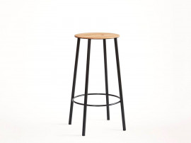 Adam Bar Stool Round. H65 cm ou H76 cm. Chêne. Piètement noir ou gris.