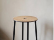 Adam Bar Stool Round. H65 cm ou H76 cm. Chêne. Piètement noir ou gris.