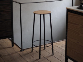 Adam Bar Stool Round. H65 cm ou H76 cm. Chêne. Piètement noir ou gris.